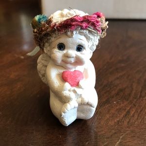 Cast Art 1991 sitting Cherub with heart ♥️